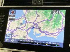 【純正ナビ】一体感のあるナビは、高級感ある車内を演出してくれます。Ｂｌｕｅｔｏｏｔｈ再生などオーディオ機能も充実しておりますので、運転もより楽しめます♪ 4