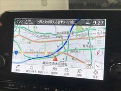 【純正ナビ】一体感のあるナビは、高級感ある車内を演出してくれます。Ｂｌｕｅｔｏｏｔｈ再生などオーディオ機能も充実しておりますので、運転もより楽しめます♪ 4