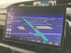 【純正ナビ】一体感のあるナビは、高級感ある車内を演出してくれます。Ｂｌｕｅｔｏｏｔｈ再生などオーディオ機能も充実しておりますので、運転もより楽しめます♪ 4