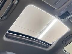 【サンルーフ】オプション設定の大型サンルーフを装備。車内も明るく開放的になり、人気のオプションです。また、買取査定にもプラスされますので乗り換え時にもセールスポイントになります！ 6