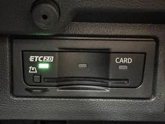 【ＥＴＣ車載器】を装備しておりますので、ご納車直後からの遠距離ドライブも可能です。土日の利用料金の割引や、朝夕の通行料金を割引料金で高速道路をお楽しみいただけます。 6