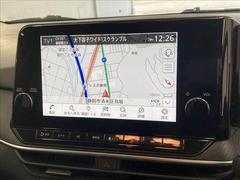 【純正ナビ】一体感のあるナビは、高級感ある車内を演出してくれます。Ｂｌｕｅｔｏｏｔｈ再生などオーディオ機能も充実しておりますので、運転もより楽しめます♪ 4