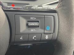 【プロパイロット】ドライバーに代わってアクセル、ブレーキ、ステアリングを自動で制御。高速道路などの運転をサポートします☆ 7