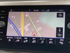 【純正ナビ】一体感のあるナビは、高級感ある車内を演出してくれます。Ｂｌｕｅｔｏｏｔｈ再生などオーディオ機能も充実しておりますので、運転もより楽しめます♪ 4