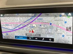 【純正ナビ】一体感のあるナビは、高級感ある車内を演出してくれます。Ｂｌｕｅｔｏｏｔｈ再生などオーディオ機能も充実しておりますので、運転もより楽しめます♪ 4