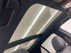 【サンルーフ】オプション設定の大型サンルーフを装備。車内も明るく開放的になり、人気のオプションです。また、買取査定にもプラスされますので乗り換え時にもセールスポイントになります！ 6
