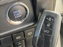 【スマートキー・プッシュスタート】キーを身につけている状態なら、ドアに付いているスイッチを押すだけで、ドアロックの開閉ができる機能。エンジン始動も便利です。 7