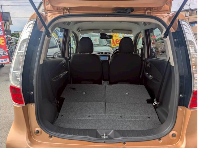 ラゲッジルームは、大容量のスペースを確保。リアシートを倒すこと※跳ね上げること※で収納スペースが拡大してお出かけなどに便利です！