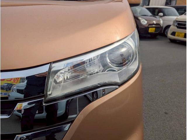 【ディスチャージヘッドライト】ハロゲンヘッドランプと比べて輝度が約３倍の明るい性能を持ったヘッドランプ。キセノンライトともＨＩＤライトとも呼ばれます。寿命もハロゲンと比べて約３から５倍で経済的！