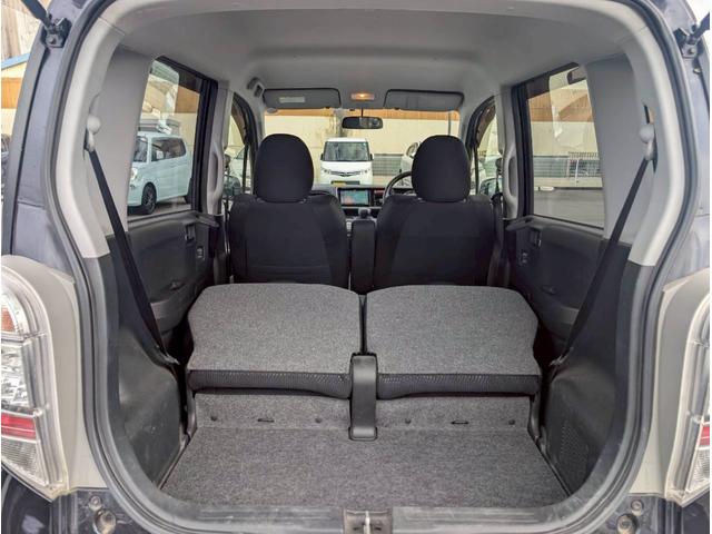 ラゲッジルームは、大容量のスペースを確保。リアシートを倒すこと※跳ね上げること※で収納スペースが拡大してお出かけなどに便利です！