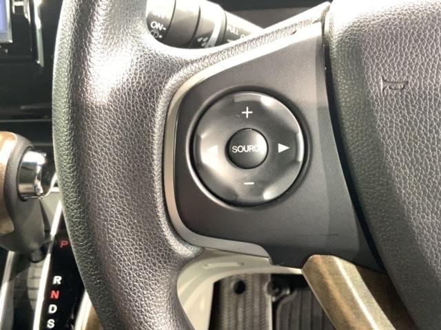 �X�e�A�����O�ɃI�[�f�B�I����X�C�b�`���t���Ă��܂��B�I�[�f�B�I��ʂɒ��ڃ^�b�`���Ȃ��Ă����삪�o���܂��̂ŁA�^�]�ɏW���ł��܂��B