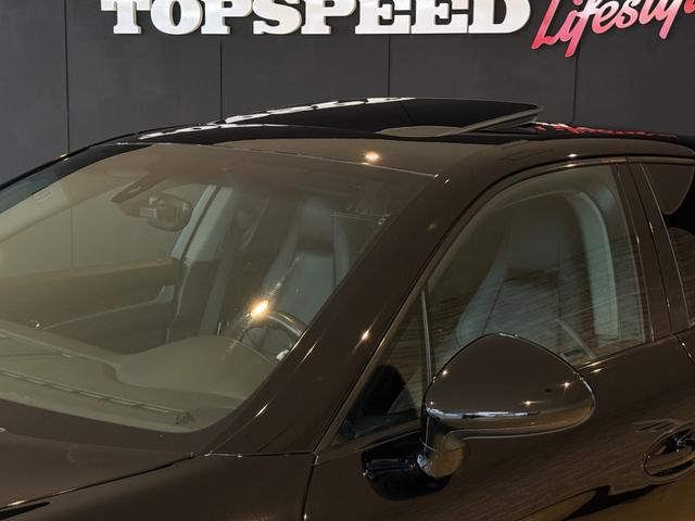 パナメーラ Ｓ　フェアリーデザインコンプリート　ＦＯＲＧＥＤ２２インチ　可変付ワンオフマフラー　ＣＡＲＦＡＸ付　バネサス交換済み　リア可動ウィング　カロッツェリアナビ　Ｂカメラ　リコール対策済み　ＥＴＣ　サンルーフ　レザーシート　イエローキャリパー　カーボンパネル（45枚目）