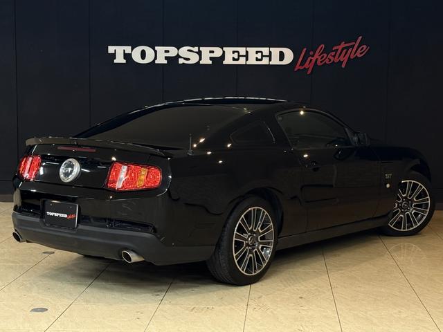 FORD MUSTANG V8 GT PERFORMANCE PACKAGE