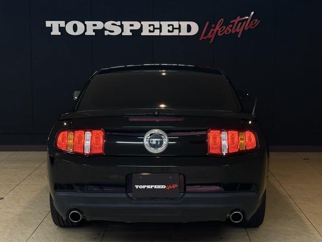 FORD MUSTANG V8 GT PERFORMANCE PACKAGE