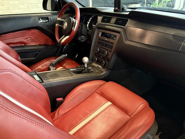 FORD MUSTANG V8 GT PERFORMANCE PACKAGE