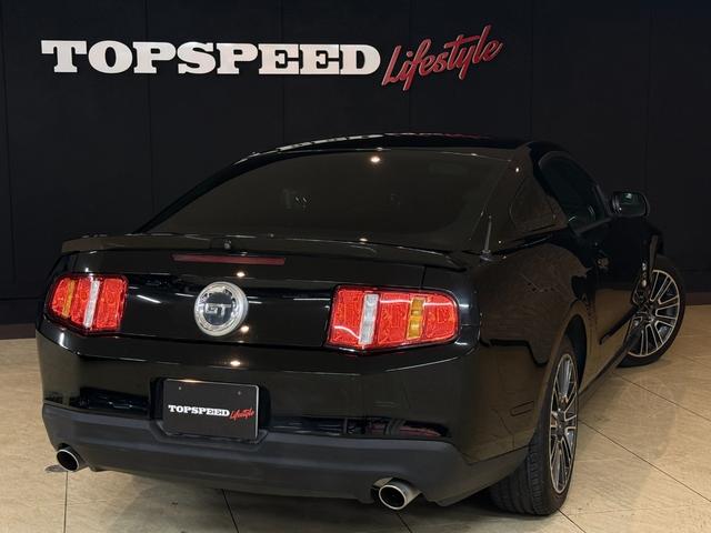 FORD MUSTANG V8 GT PERFORMANCE PACKAGE