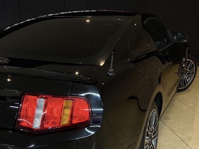 FORD MUSTANG V8 GT PERFORMANCE PACKAGE