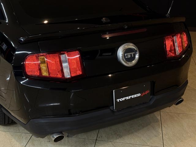FORD MUSTANG V8 GT PERFORMANCE PACKAGE