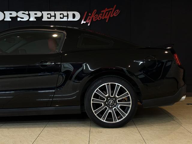 FORD MUSTANG V8 GT PERFORMANCE PACKAGE