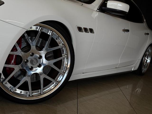 クアトロポルテ GT S LEAP DESIGNカーボンエアロ HyperForged22インチAW PowerCraftセンターパイプ ダウンサス サンルーフ ブラックレザーシート V8ツインターボ(11枚目)