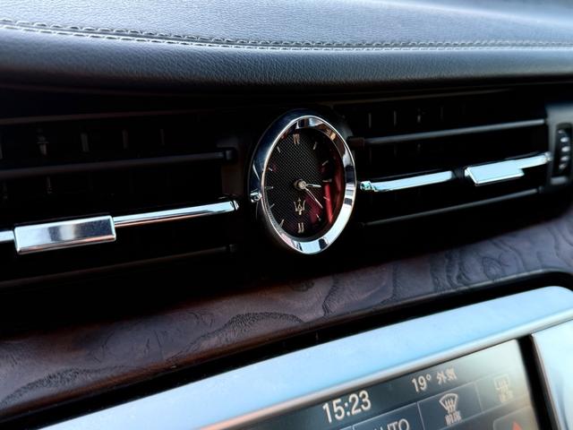 クアトロポルテ GT S LEAP DESIGNカーボンエアロ HyperForged22インチAW PowerCraftセンターパイプ ダウンサス サンルーフ ブラックレザーシート V8ツインターボ(15枚目)