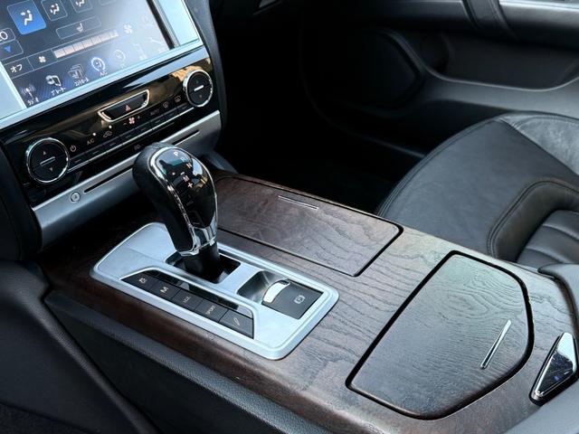 クアトロポルテ GT S LEAP DESIGNカーボンエアロ HyperForged22インチAW PowerCraftセンターパイプ ダウンサス サンルーフ ブラックレザーシート V8ツインターボ(17枚目)