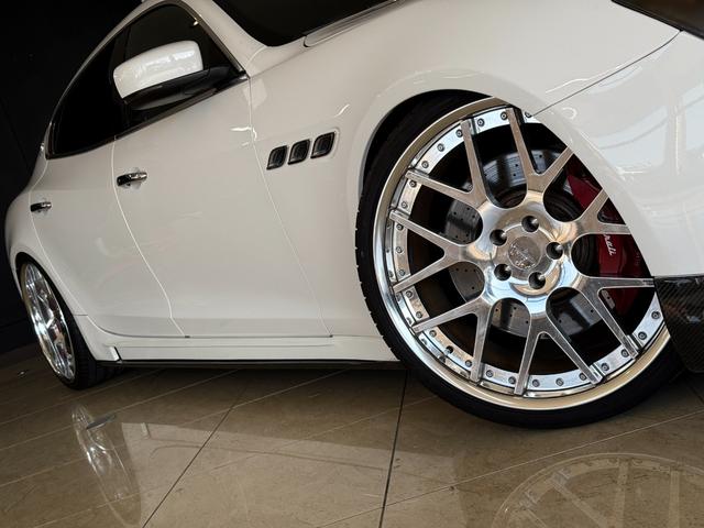 クアトロポルテ GT S LEAP DESIGNカーボンエアロ HyperForged22インチAW PowerCraftセンターパイプ ダウンサス サンルーフ ブラックレザーシート V8ツインターボ(44枚目)