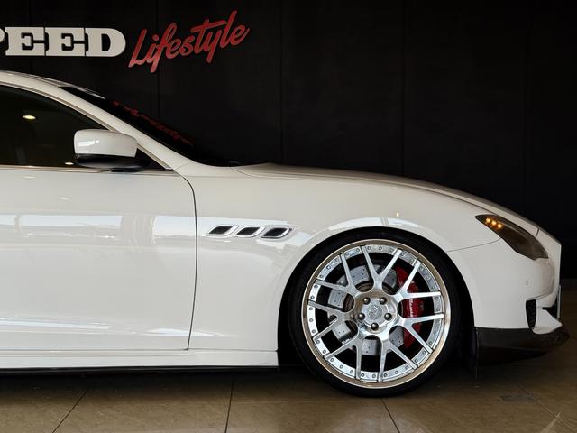 クアトロポルテ GT S LEAP DESIGNカーボンエアロ HyperForged22インチAW PowerCraftセンターパイプ ダウンサス サンルーフ ブラックレザーシート V8ツインターボ(50枚目)