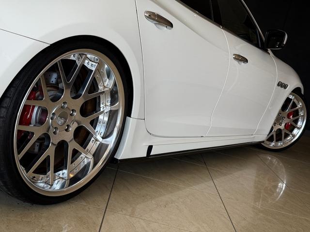 クアトロポルテ GT S LEAP DESIGNカーボンエアロ HyperForged22インチAW PowerCraftセンターパイプ ダウンサス サンルーフ ブラックレザーシート V8ツインターボ(53枚目)