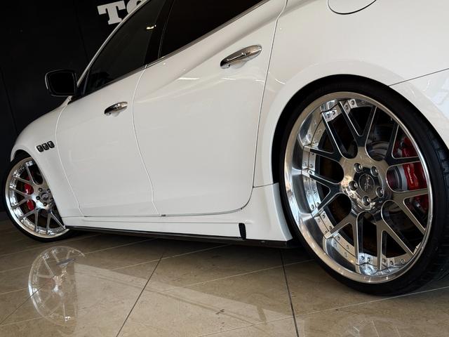 クアトロポルテ GT S LEAP DESIGNカーボンエアロ HyperForged22インチAW PowerCraftセンターパイプ ダウンサス サンルーフ ブラックレザーシート V8ツインターボ(61枚目)