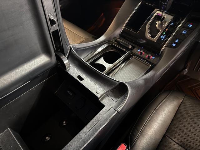 ヴェルファイア ３．５ＺＡ　Ｇエディション　ＬＭ　Ｓｔｙｌｅ　Ｃｕｓｔｏｍ　レーダー探知機　パワーシート　シートヒーター　後席フリップダウンモニター　７名乗り　ＥＴＣ　アンビエントライト　バーニングブラッククリスタルシャインガラスフレーク（32枚目）