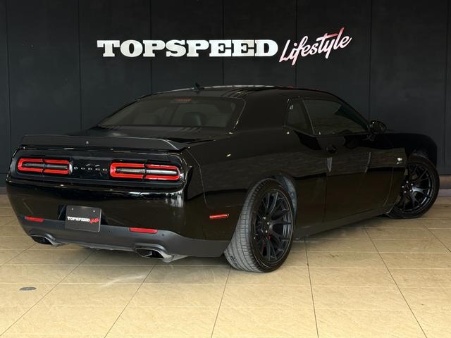 ダッジ・チャレンジャー Ｒ／Ｔ　プラス　シェイカー　ｂｒｅｍｂｏキャリパー　ＢＣ　ＲＡＣＩＮＧ車高調　ＳＲＴ２０インチＡＷ　Ａｌｐｉｎｅサウンドシステム　ＡｐｐｌｅＣａｒＰｌｅｙ　ＤｏｄｇｅＰｅｒｆｏｍａｎｃＣｏｎｔｏｔｏｌ　ホワイトメーター（9枚目）