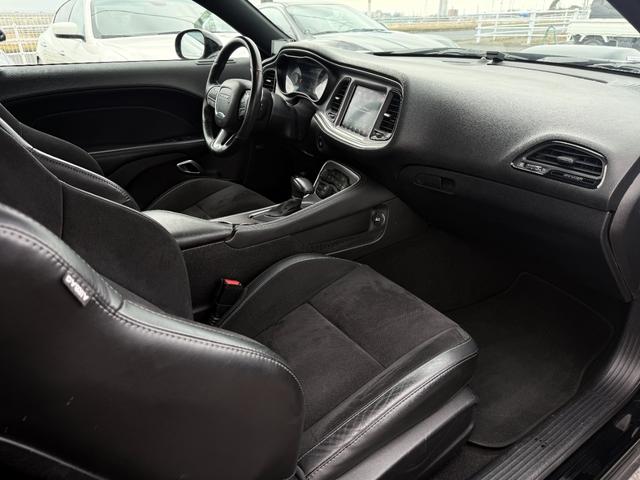 ダッジ・チャレンジャー Ｒ／Ｔ　プラス　シェイカー　ｂｒｅｍｂｏキャリパー　ＢＣ　ＲＡＣＩＮＧ車高調　ＳＲＴ２０インチＡＷ　Ａｌｐｉｎｅサウンドシステム　ＡｐｐｌｅＣａｒＰｌｅｙ　ＤｏｄｇｅＰｅｒｆｏｍａｎｃＣｏｎｔｏｔｏｌ　ホワイトメーター（23枚目）