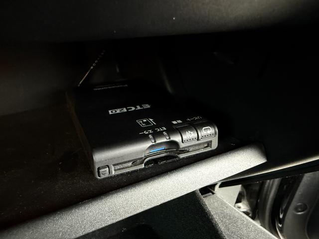 ダッジ・チャレンジャー Ｒ／Ｔ　プラス　シェイカー　ｂｒｅｍｂｏキャリパー　ＢＣ　ＲＡＣＩＮＧ車高調　ＳＲＴ２０インチＡＷ　Ａｌｐｉｎｅサウンドシステム　ＡｐｐｌｅＣａｒＰｌｅｙ　ＤｏｄｇｅＰｅｒｆｏｍａｎｃＣｏｎｔｏｔｏｌ　ホワイトメーター（35枚目）