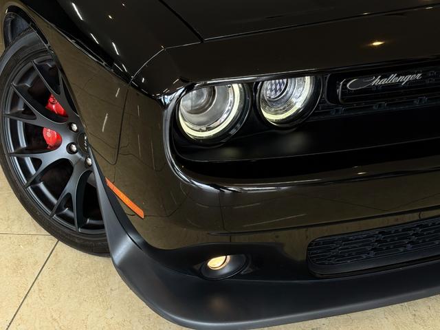 ダッジ・チャレンジャー Ｒ／Ｔ　プラス　シェイカー　ｂｒｅｍｂｏキャリパー　ＢＣ　ＲＡＣＩＮＧ車高調　ＳＲＴ２０インチＡＷ　Ａｌｐｉｎｅサウンドシステム　ＡｐｐｌｅＣａｒＰｌｅｙ　ＤｏｄｇｅＰｅｒｆｏｍａｎｃＣｏｎｔｏｔｏｌ　ホワイトメーター（50枚目）