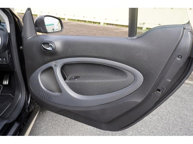 スマートフォーツークーペ ブラックシルバー　エディション　５０台限定車／買取車両／車検整備付き／ブラバスアルミホイール／サンルーフ／シートヒーター／衝突警告システム／パドルシフト／クルーズコントロール／（17枚目）