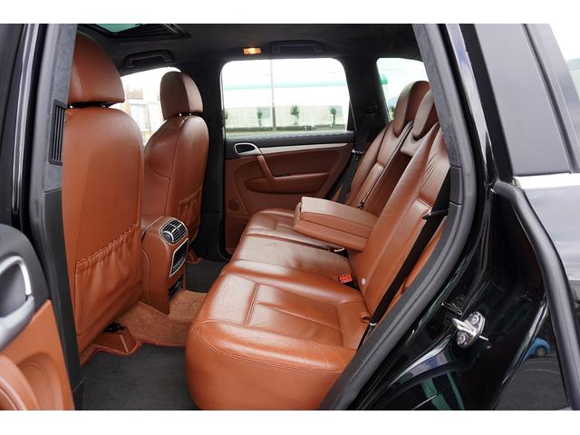 カイエン ターボ　ターボ（５名）チェスナットブラウンレザー／ＧＴＳ２１ＡＷ／サンルーフ／純正ナビ／ＴＶ／Ｂカメラ／Ｂｌｕｅｔｏｏｔｈ／ＥＴＣ／キーレスエントリー／アルカンターラルーフライニング（24枚目）