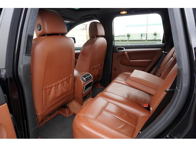 カイエン ターボ　ターボ（５名）チェスナットブラウンレザー／ＧＴＳ２１ＡＷ／サンルーフ／純正ナビ／ＴＶ／Ｂカメラ／Ｂｌｕｅｔｏｏｔｈ／ＥＴＣ／キーレスエントリー／アルカンターラルーフライニング（25枚目）