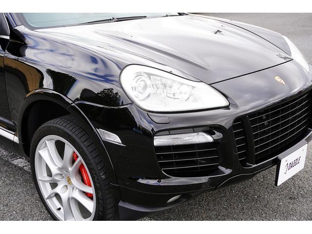 カイエン ターボ　ターボ（５名）チェスナットブラウンレザー／ＧＴＳ２１ＡＷ／サンルーフ／純正ナビ／ＴＶ／Ｂカメラ／Ｂｌｕｅｔｏｏｔｈ／ＥＴＣ／キーレスエントリー／アルカンターラルーフライニング（53枚目）