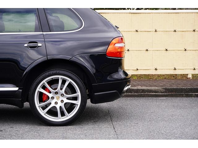 カイエン ターボ　ターボ（５名）チェスナットブラウンレザー／ＧＴＳ２１ＡＷ／サンルーフ／純正ナビ／ＴＶ／Ｂカメラ／Ｂｌｕｅｔｏｏｔｈ／ＥＴＣ／キーレスエントリー／アルカンターラルーフライニング（66枚目）