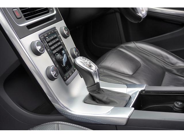 Ｖ６０ Ｔ４　Ｒデザイン　特別仕様車／ポールスターパフォーマンスＰＫＧ／黒革シート／専用エクステリア／専用１８ＡＷ／純正ナビ／ＴＶ／Ｂカメラ／Ｂｌｕｅｔｏｏｔｈ／ＥＴＣ／キーレスエントリー／プシュスタート／オートエアコン／（42枚目）