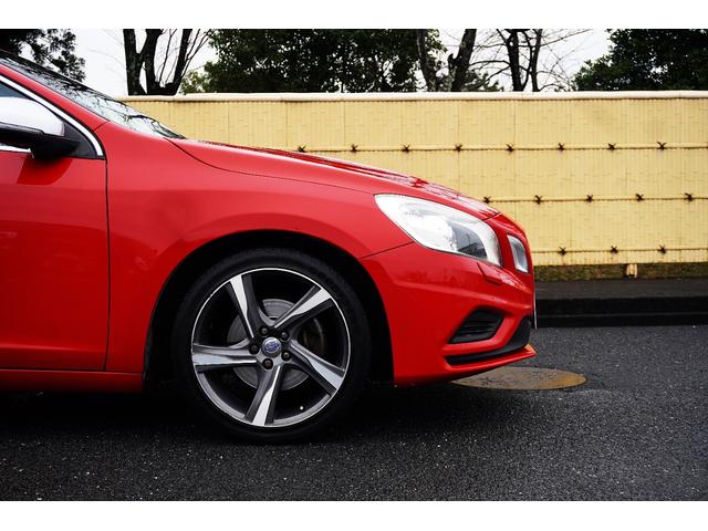 Ｖ６０ Ｔ４　Ｒデザイン　特別仕様車／ポールスターパフォーマンスＰＫＧ／黒革シート／専用エクステリア／専用１８ＡＷ／純正ナビ／ＴＶ／Ｂカメラ／Ｂｌｕｅｔｏｏｔｈ／ＥＴＣ／キーレスエントリー／プシュスタート／オートエアコン／（65枚目）