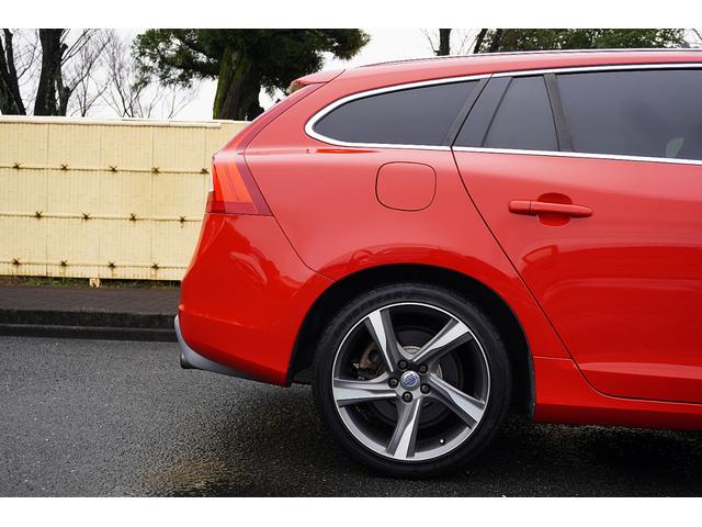 Ｖ６０ Ｔ４　Ｒデザイン　特別仕様車／ポールスターパフォーマンスＰＫＧ／黒革シート／専用エクステリア／専用１８ＡＷ／純正ナビ／ＴＶ／Ｂカメラ／Ｂｌｕｅｔｏｏｔｈ／ＥＴＣ／キーレスエントリー／プシュスタート／オートエアコン／（66枚目）