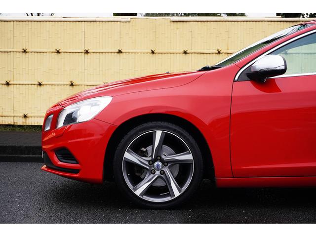 Ｖ６０ Ｔ４　Ｒデザイン　特別仕様車／ポールスターパフォーマンスＰＫＧ／黒革シート／専用エクステリア／専用１８ＡＷ／純正ナビ／ＴＶ／Ｂカメラ／Ｂｌｕｅｔｏｏｔｈ／ＥＴＣ／キーレスエントリー／プシュスタート／オートエアコン／（68枚目）