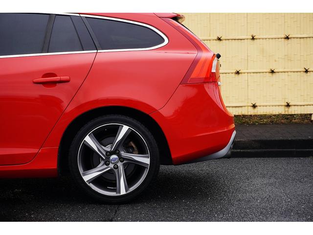 Ｖ６０ Ｔ４　Ｒデザイン　特別仕様車／ポールスターパフォーマンスＰＫＧ／黒革シート／専用エクステリア／専用１８ＡＷ／純正ナビ／ＴＶ／Ｂカメラ／Ｂｌｕｅｔｏｏｔｈ／ＥＴＣ／キーレスエントリー／プシュスタート／オートエアコン／（69枚目）