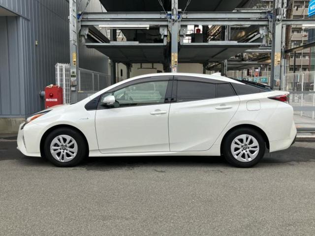 プリウス Ｓセーフティプラス　新品タイヤ／純正　メモリーナビ／トヨタセーフティセンス／車線逸脱防止支援システム／ドライブレコーダー　社外／ヘッドランプ　ＬＥＤ／Ｂｌｕｅｔｏｏｔｈ接続／ＥＴＣ／ＥＢＤ付ＡＢＳ／横滑り防止装置（2枚目）