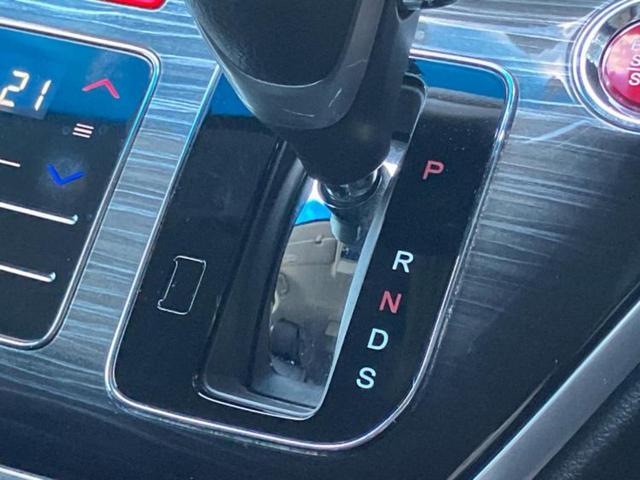 オデッセイ アブソルート・２０ｔｈアニバーサリー　保証書／純正　８インチ　ＳＤナビ／フリップダウンモニター　純正　１１インチ／ホンダセンシング／両側電動スライドドア／車線逸脱防止支援システム／シート　ハーフレザー　衝突被害軽減システム　バックカメラ（28枚目）