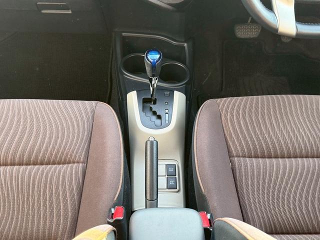 アクア Ｇ　ナビ　ＥＴＣ　キーレス　電動格納ミラー　アイドリングストップ　衝突安全ボディ　横滑り防止システム（28枚目）