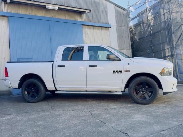 ダッジ・ラム 　４ＷＤ　積載３００ｋｇ　ナビ　サイドステップ　クルーズコントロール　オートライト　オートエアコン　ステアリングスイッチ　フロントフォグライト　トノカバー付き（2枚目）