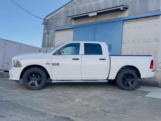 ダッジ・ラム 　４ＷＤ　積載３００ｋｇ　ナビ　サイドステップ　クルーズコントロール　オートライト　オートエアコン　ステアリングスイッチ　フロントフォグライト　トノカバー付き（3枚目）